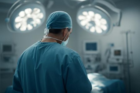 chirurgien-dos-salle-operation-equipement