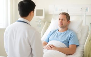 professionnel-sante-patient-lit-hopital