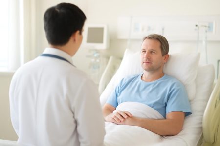 professionnel-sante-patient-lit-hopital