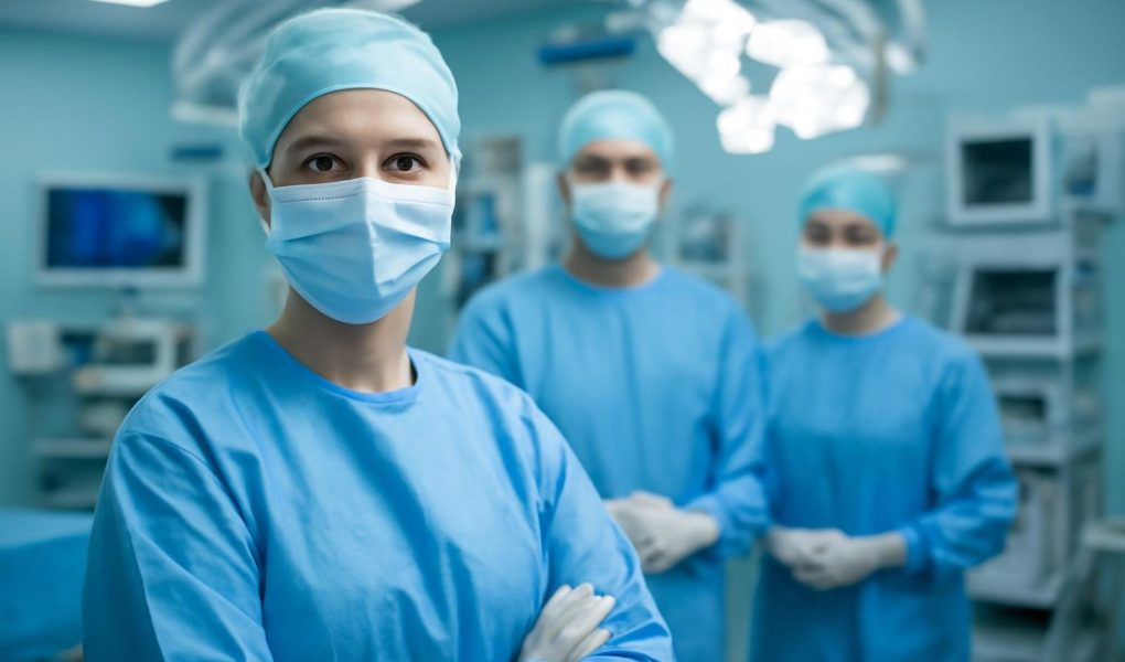 personnel-medical-salle-operation-equipment