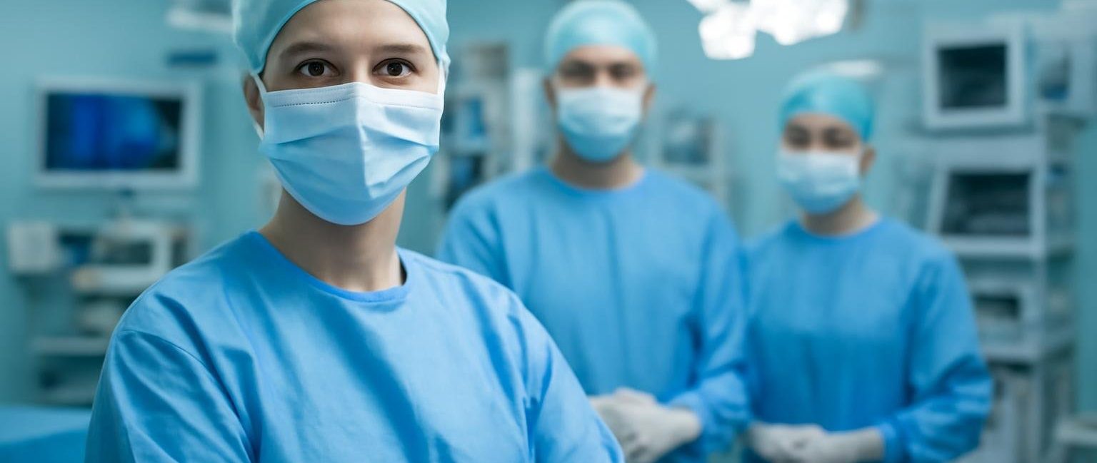 personnel-medical-salle-operation-equipment