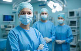 personnel-medical-salle-operation-equipment