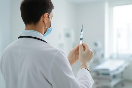 medecin-seringue-salle-soins-equipements