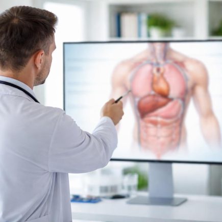 medecin-illustration-anatomique-ecran-salle