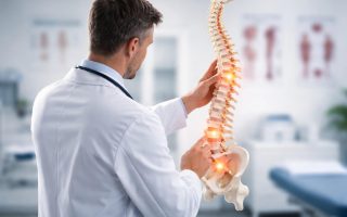 medecin-blouse-colonne-vertebrale-illustree